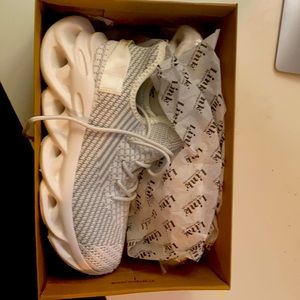 These are links they are a size 4 they are white